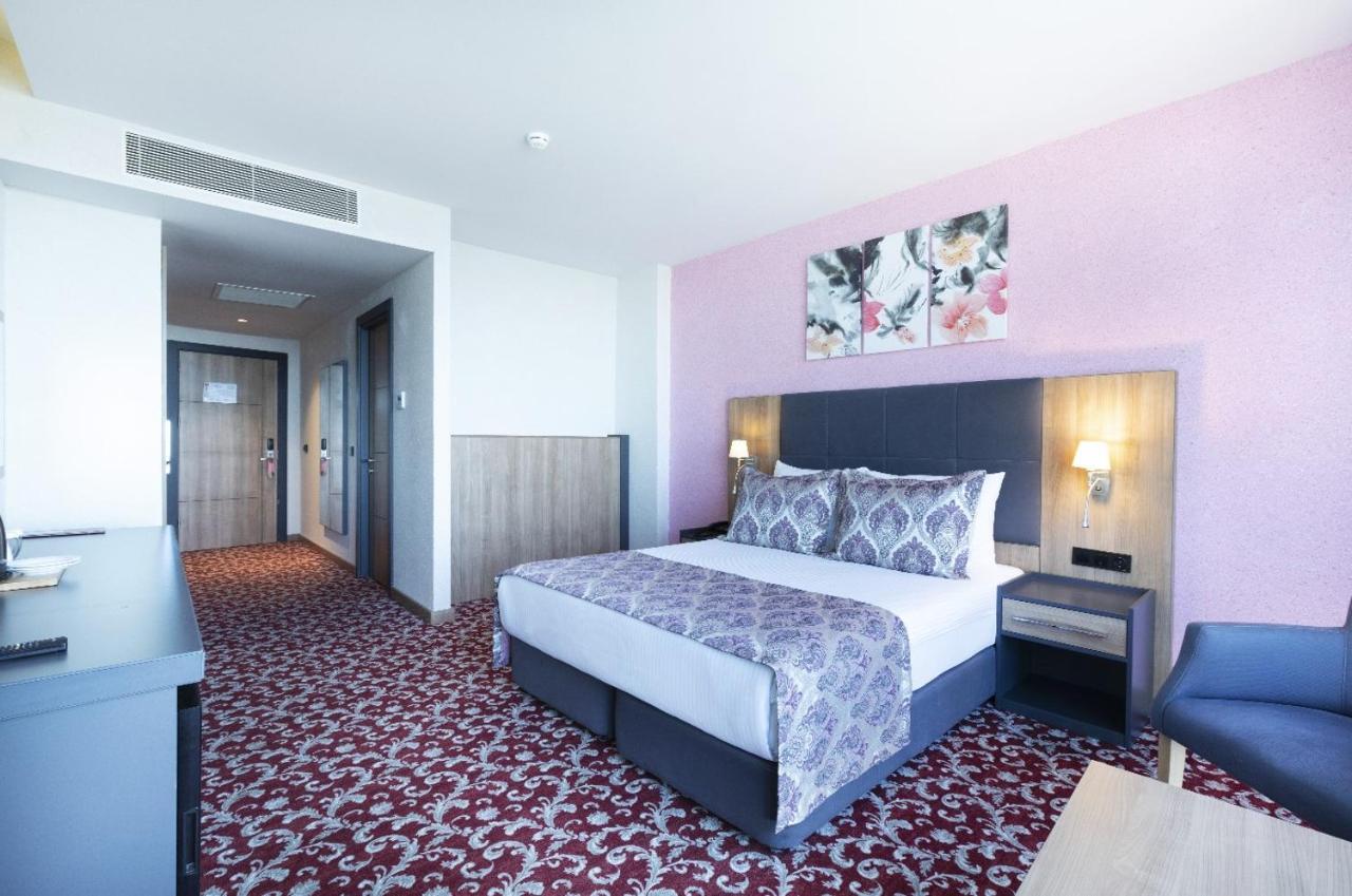 Euphoria Batumi Convention & Casino Hotel Kültér fotó A room at the hotel