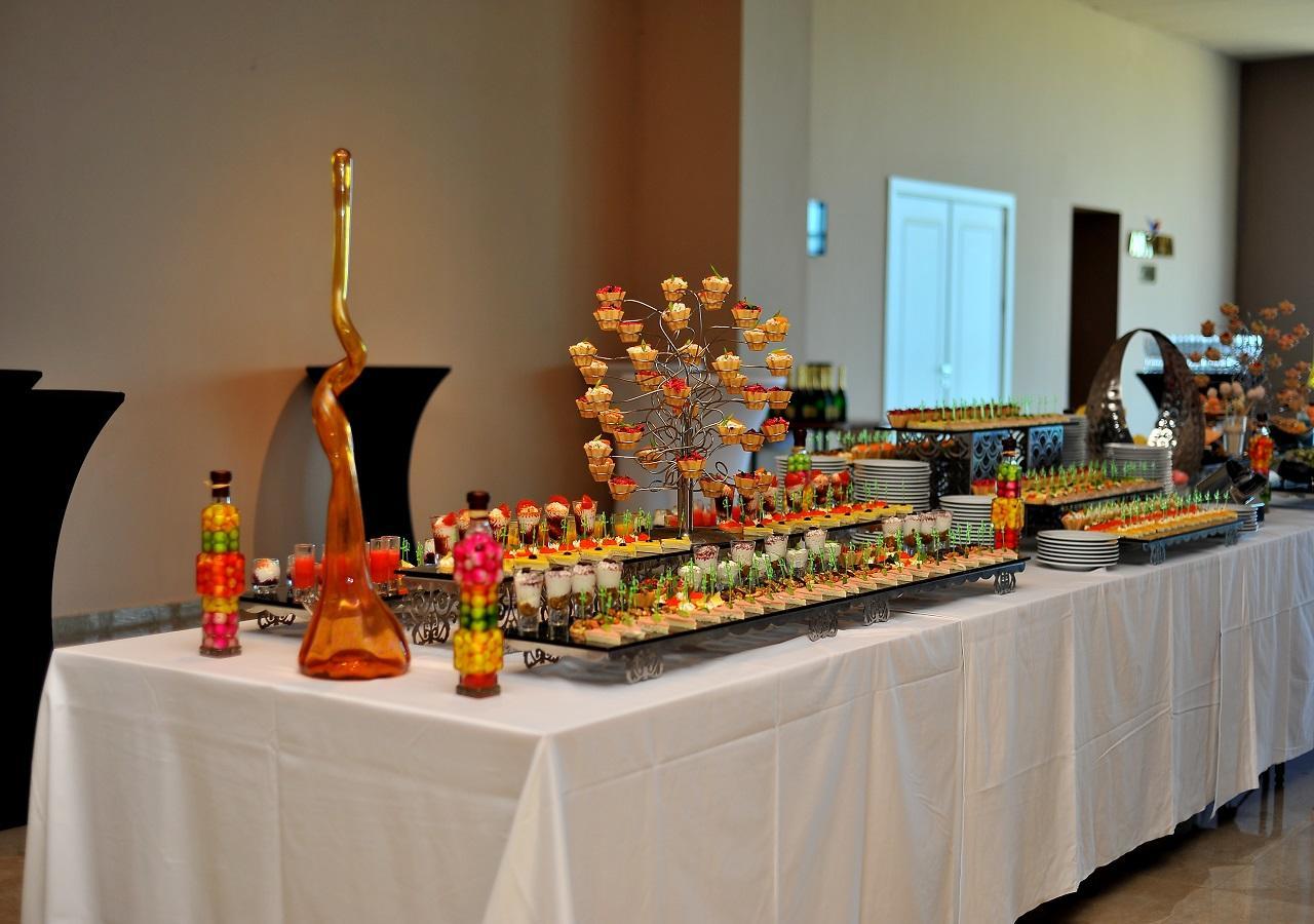 Euphoria Batumi Convention & Casino Hotel Kültér fotó A buffet table