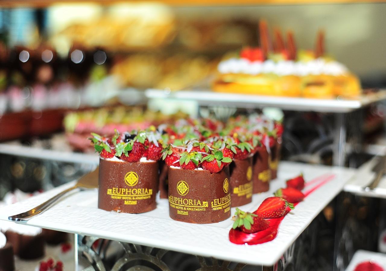 Euphoria Batumi Convention & Casino Hotel Kültér fotó Chocolate desserts