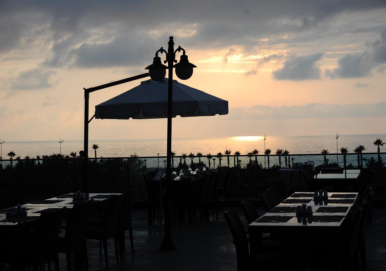 Euphoria Batumi Convention & Casino Hotel Kültér fotó Sunset at the rooftop bar