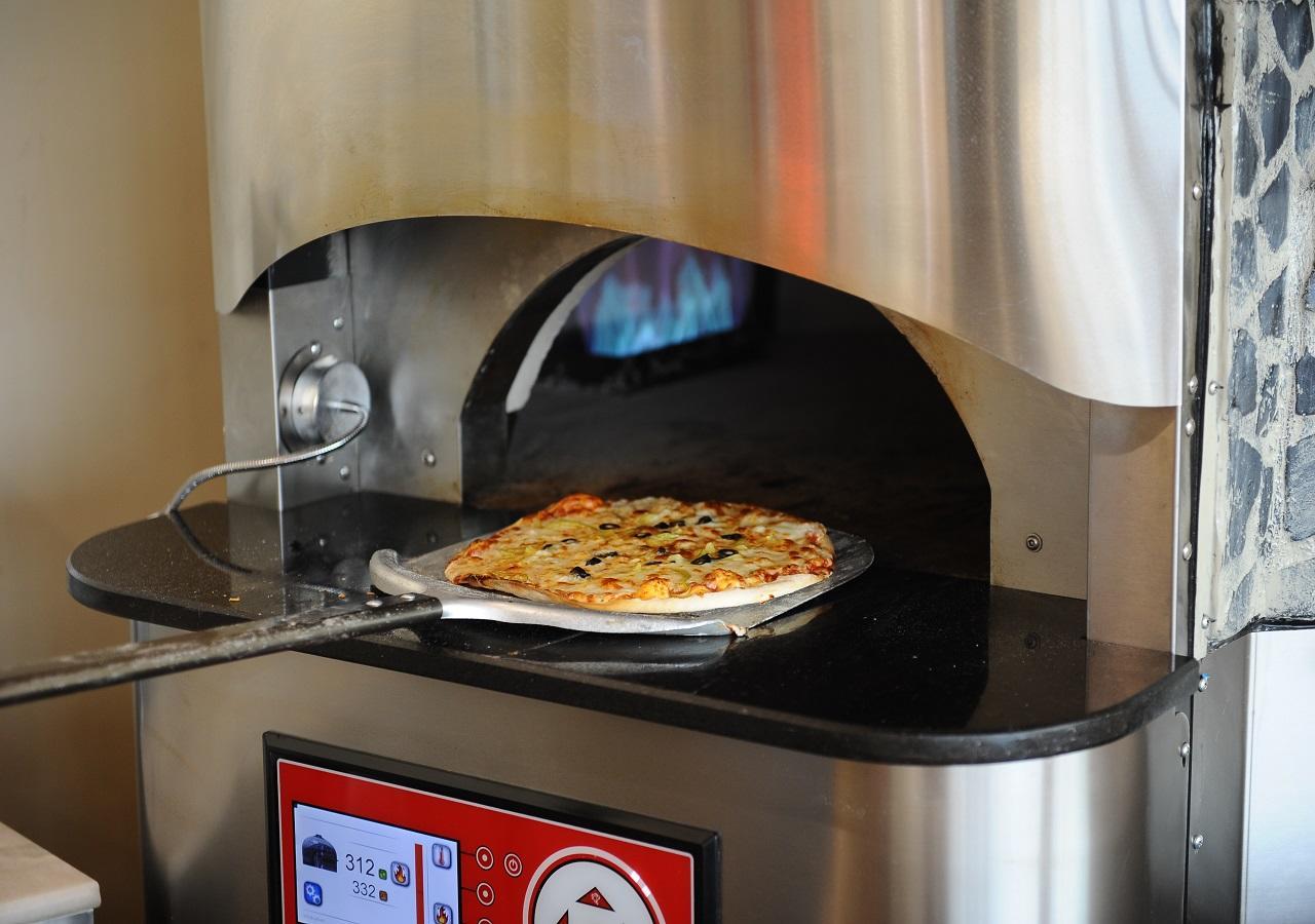 Euphoria Batumi Convention & Casino Hotel Kültér fotó A pizza oven