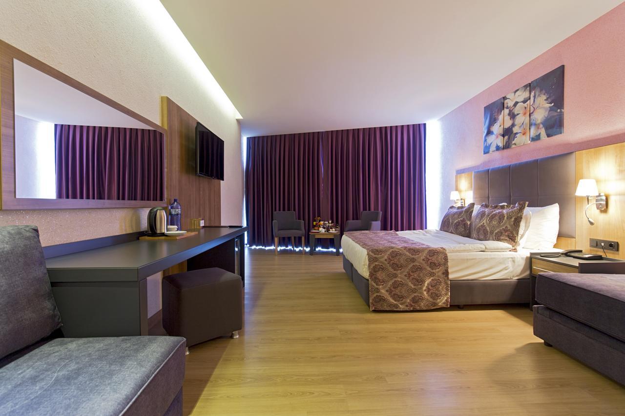 Euphoria Batumi Convention & Casino Hotel Kültér fotó A room at the hotel