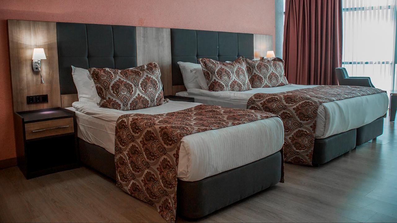 Euphoria Batumi Convention & Casino Hotel Kültér fotó A bed runner