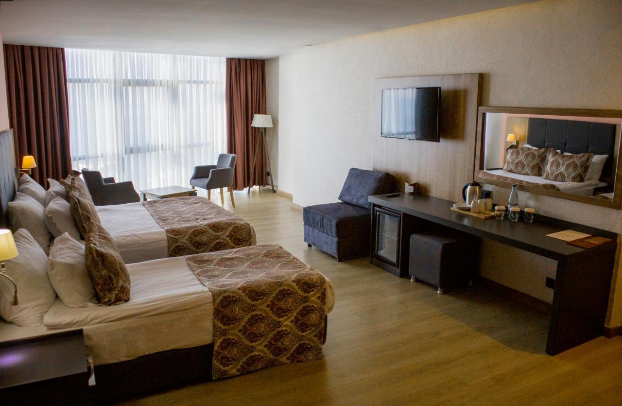 Euphoria Batumi Convention & Casino Hotel Kültér fotó A room at the hotel