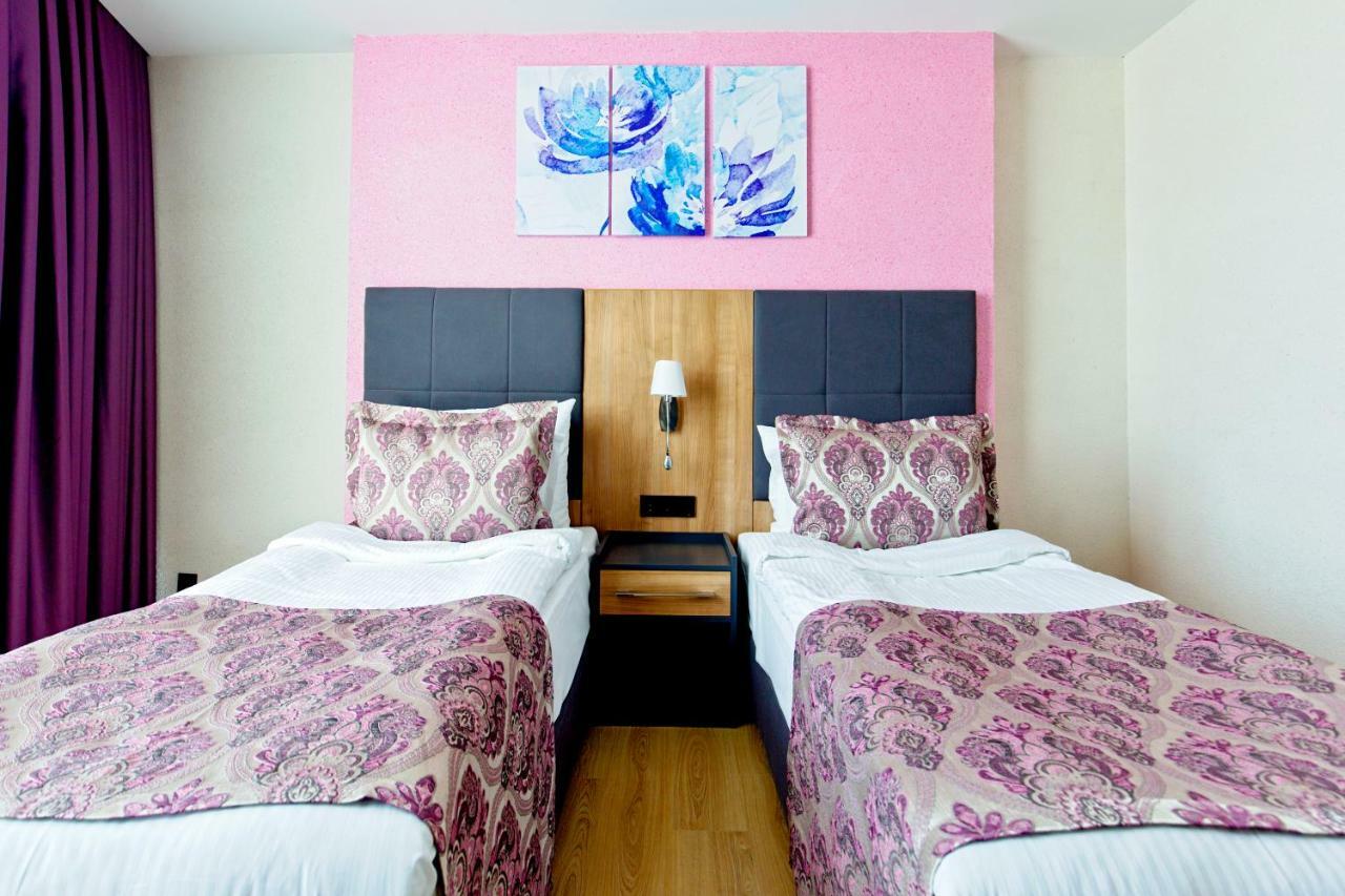 Euphoria Batumi Convention & Casino Hotel Kültér fotó A room at the hotel