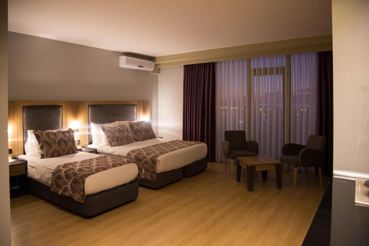 Euphoria Batumi Convention & Casino Hotel Kültér fotó A room at the hotel